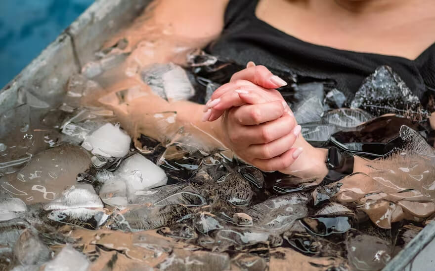 Baños de hielo: una práctica que gana adeptos pero que viene “floja de papeles” según los expertos