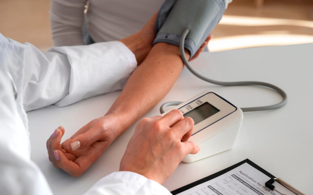 ¿Por qué se sube la presión arterial? Causas y señales